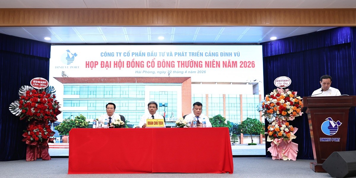 Ông Nguyễn Văn Đại - Thư ký Đại hội trình bày Dự thảo Nghị quyết Đại hội